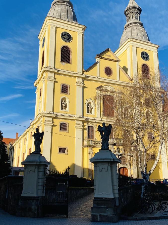 Uránia Apartmanház Eger Exterior foto
