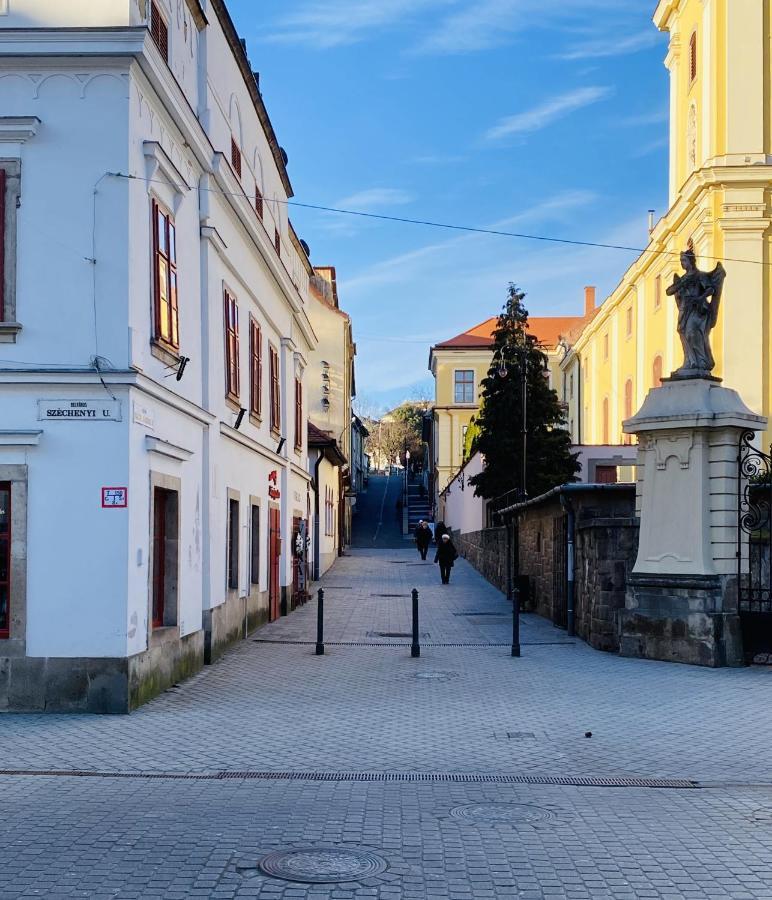 Uránia Apartmanház Eger Exterior foto
