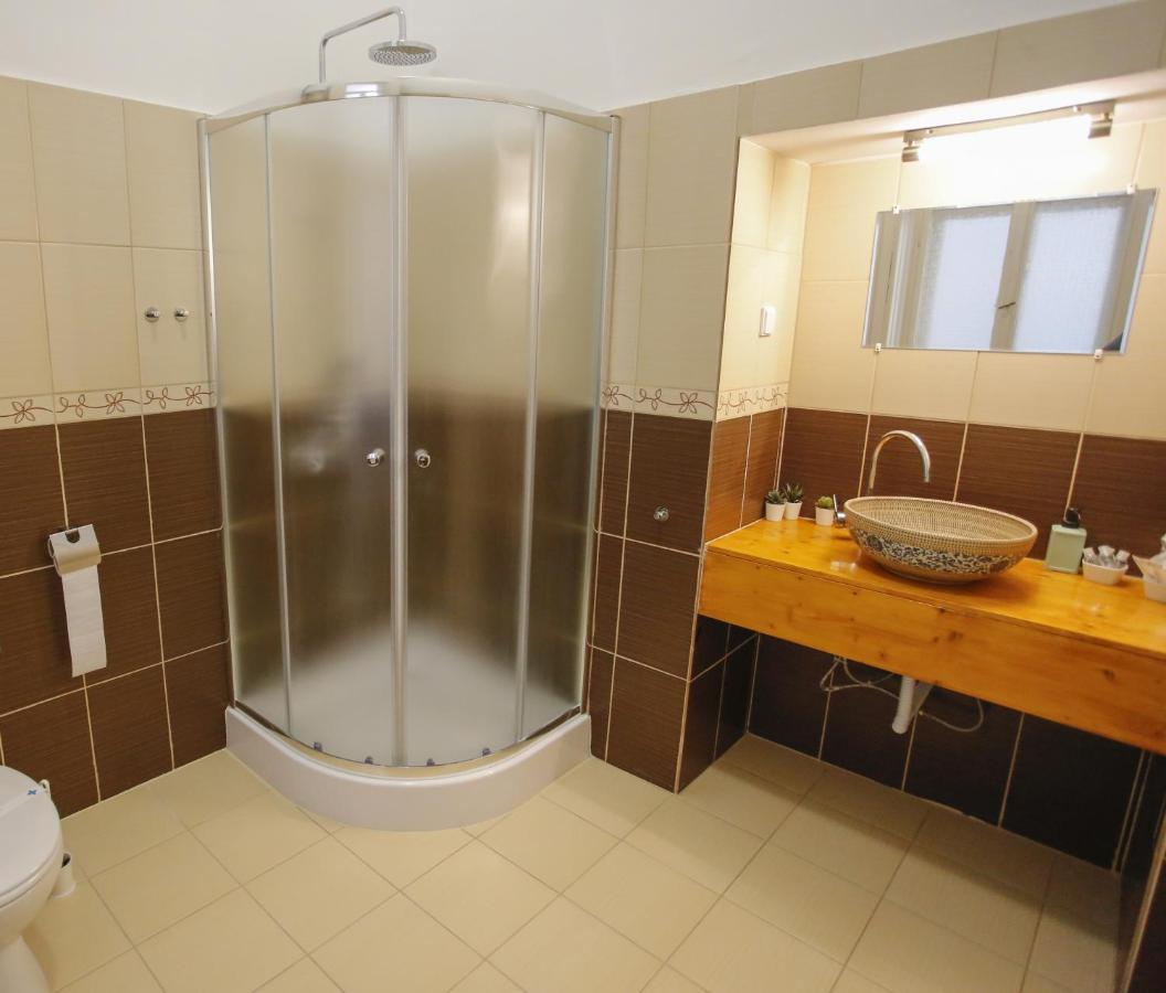 Uránia Apartmanház Eger Exterior foto